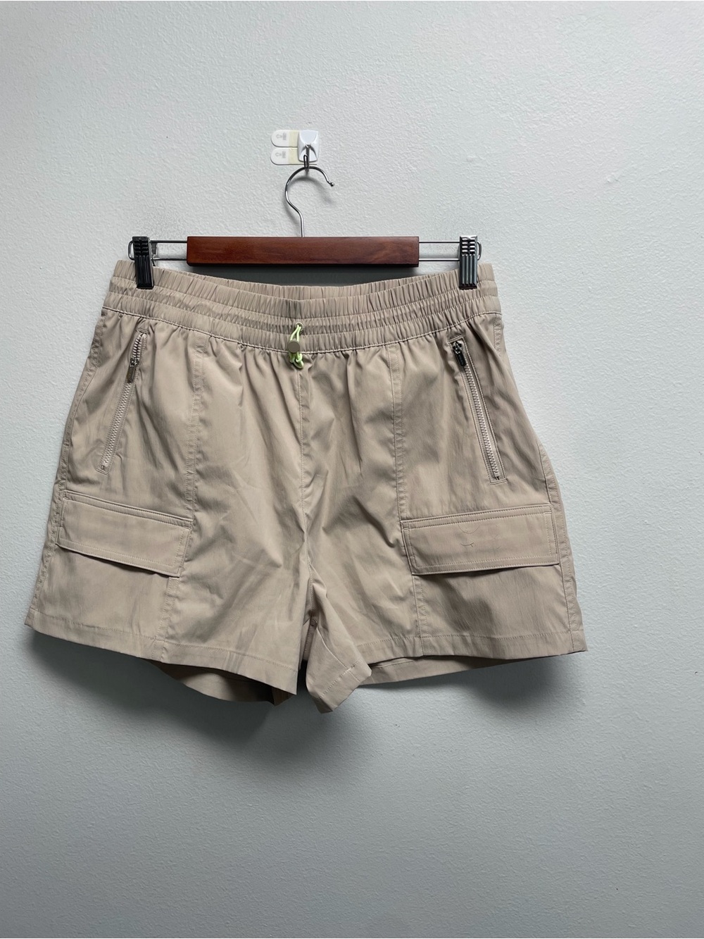 Athleta Cascade Cargo Poplin Shorts Oak Beige Size Medium